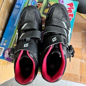 Peloton women’s cycling biking shoes size 40